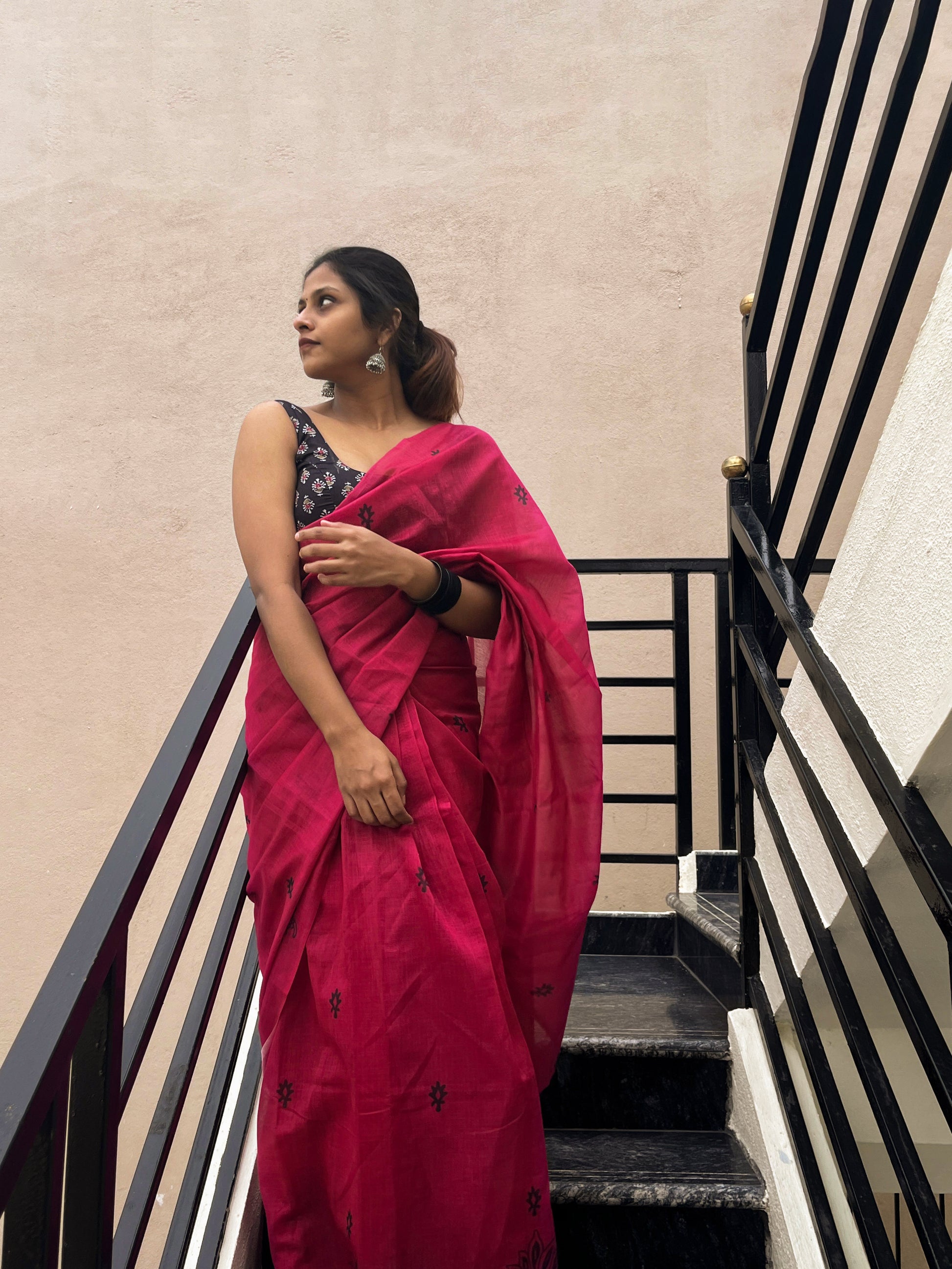Red Cotton Mulmul Saree With Black Printed Blouse