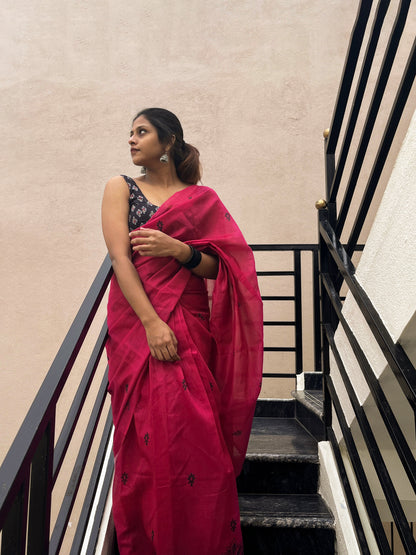 Red Cotton Mulmul Saree With Black Printed Blouse